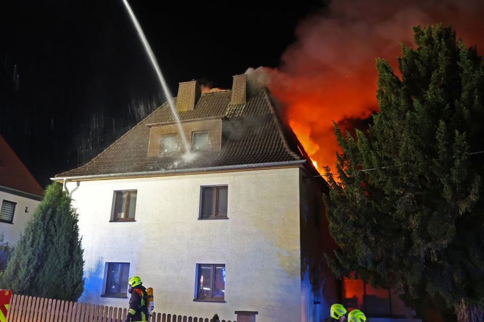 Feuerwehr im Großeinsatz: Hausbrand, zwei Bewohner im Krankenhaus