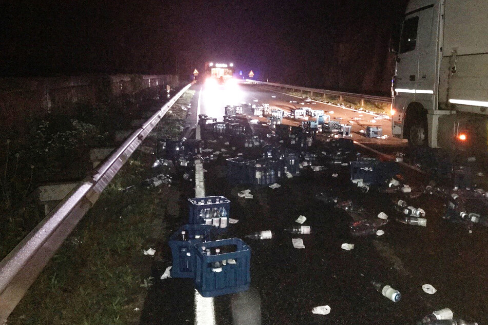 Mineralwasser, Scherben, Flaschen und Kisten bedecken die Auffahrt zur Bundesstraße 42 bei Lahnstein.