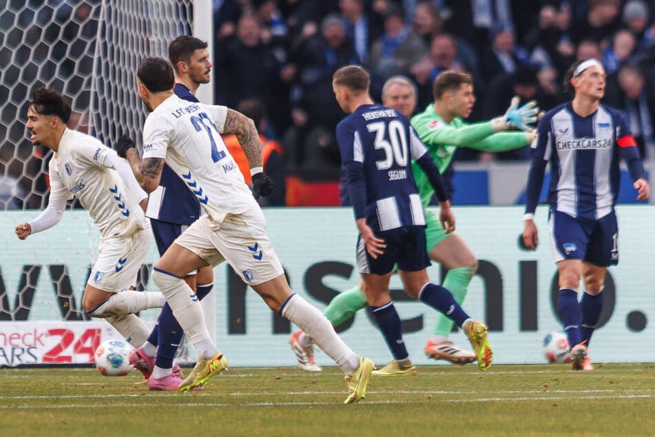 Magdeburg hat die Herthaner mit einer schnell ausgeführten Ecke überrumpelt. Keeper Tjark Ernst (2.v.r.) schäumt vor Wut.