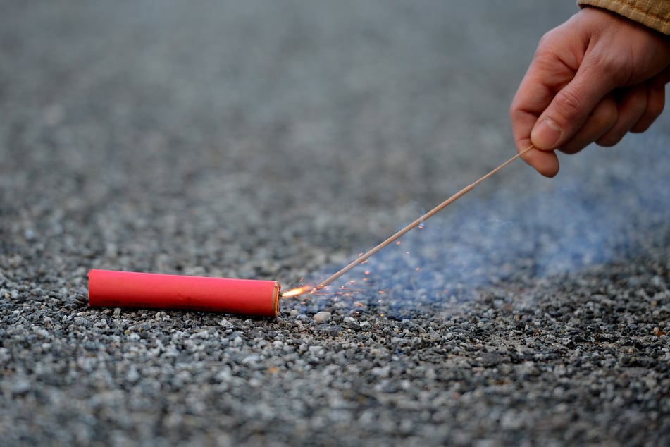 Die Kinder zündeten den Böller in der bloßen Hand. (Symbolfoto)