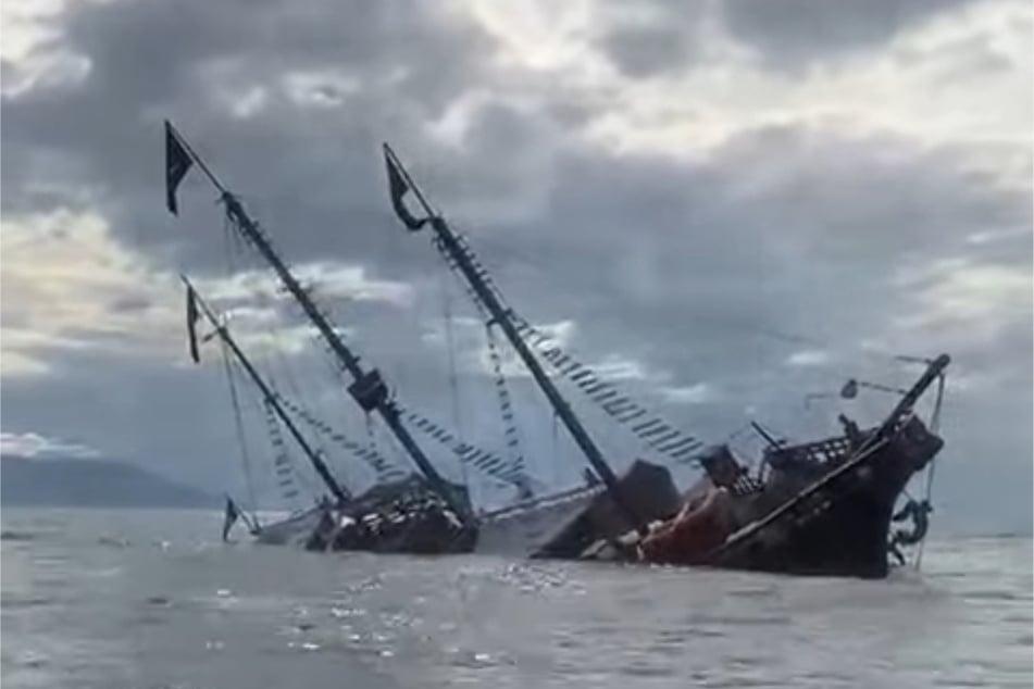 Nach technischem Defekt: Historisches Segelschiff geht plötzlich unter