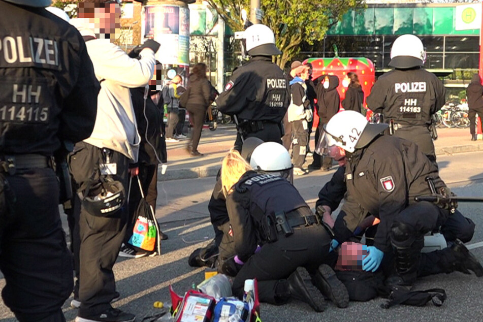 Bei einer Demonstration in Hamburg wurde ein Teilnehmer am 1. Mai schwer verletzt. Hier wird er von Polizisten betreut.