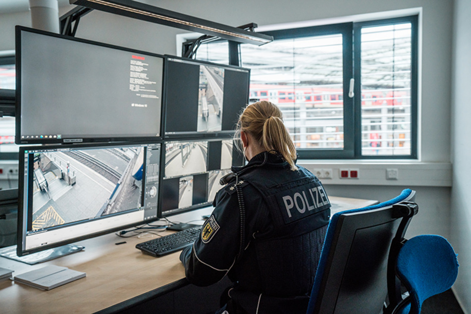 Die Polizei hat bei einer Videoauswertung einen brutalen Angreifer identifiziert. (Symbolbild)