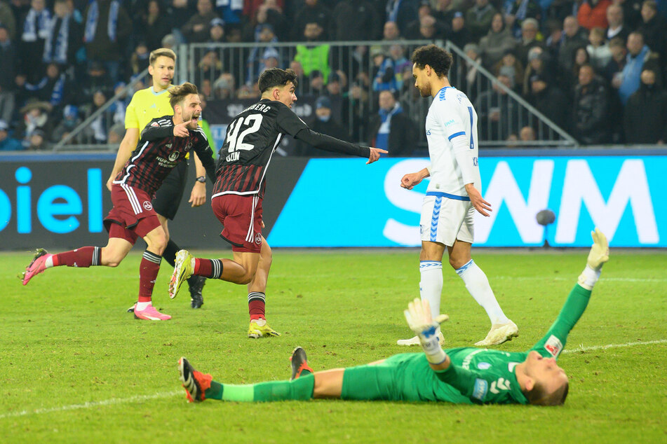 Der entscheidende Moment: FCM-Keeper Dominik Reimann (26, v.) liegt geschlagen am Boden. Ein einziger Moment in der zweiten Hälfte genügte Nürnberg, um drei Punkte aus Magdeburg zu entführen.