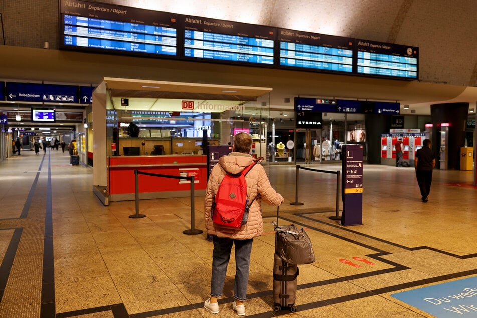 Weil er mit einem Rollkoffer touchiert wurde, ist ein Mann im Kölner Hauptbahnhof komplett ausgerastet. (Symbolbild)