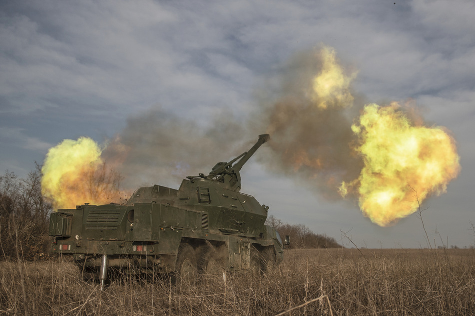 Die Ukraine feuerte mit der 152-mm-Panzerhaubitze Dana auf russische Stellungen in der Region Donezk.