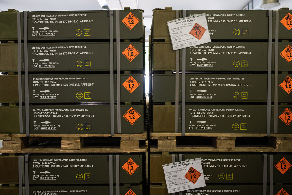Kisten mit 120-Millimeter KE Panzermunition stehen in einer Halle bei Rheinmetall. Seit dem Terrorangriff der Hamas werden Rüstungs-Anfragen aus Israel von der Bundesregierung mit höchster Priorität behandelt.