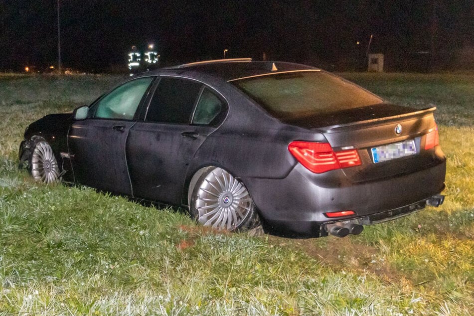 Auf dem Beifahrersitz des Wagens fand die Polizei eine schwer verletzte Frau vor.