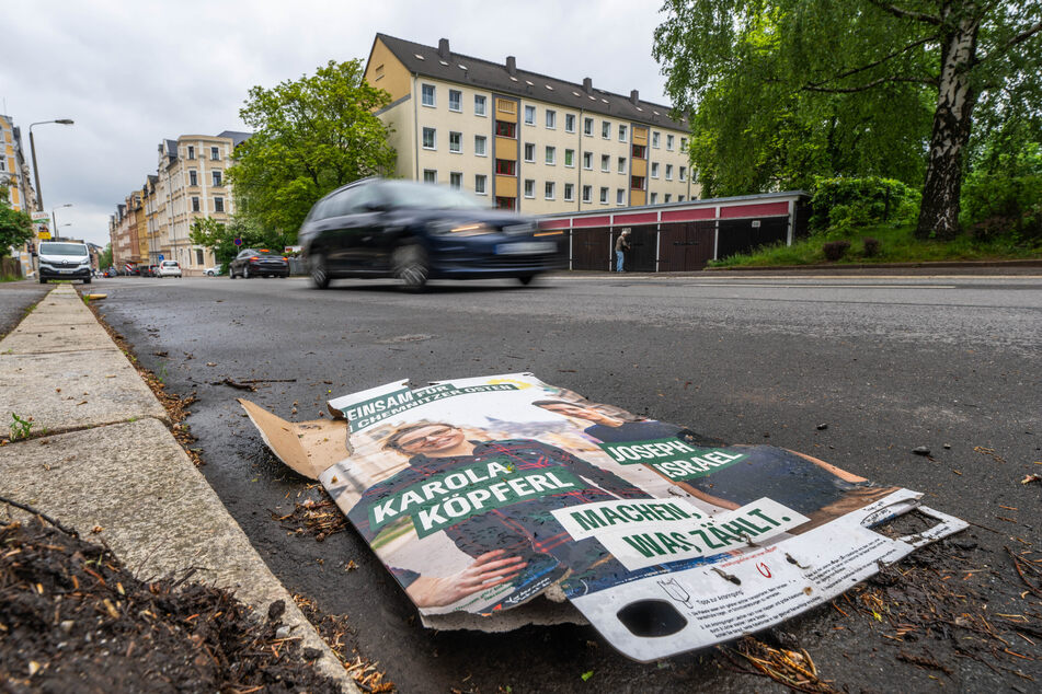 Es betrifft alle Stadtteile: Ein zerstörtes Wahlplakat der Grünen liegt auf der Fürstenstraße.