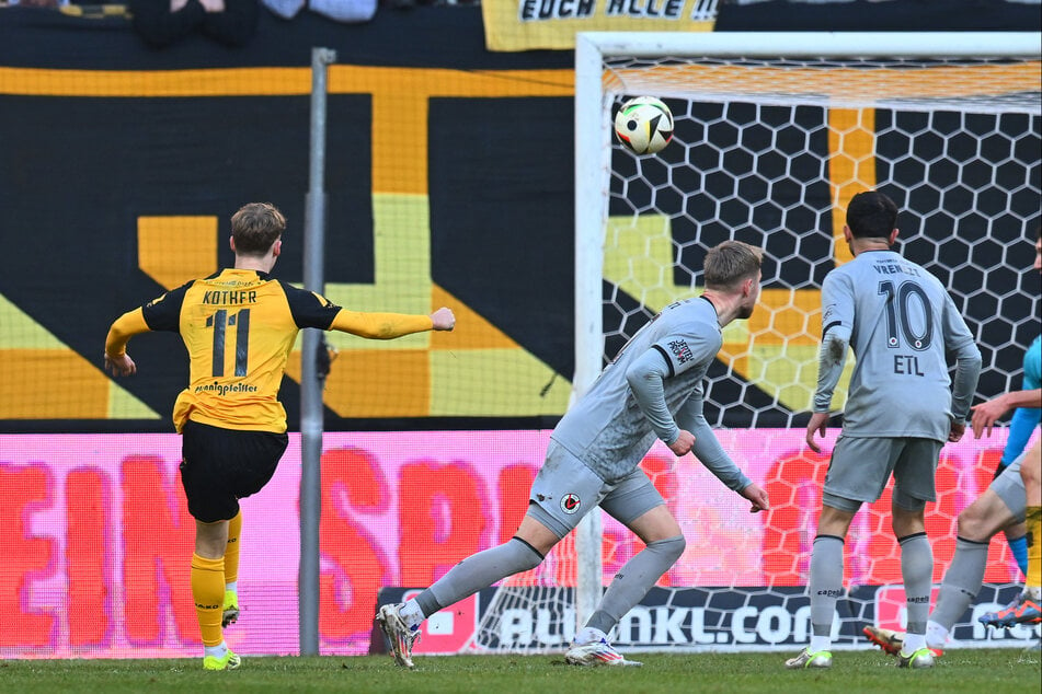 Dominik Kother (24, l.) hatte in der Nachspielzeit noch die Chance zum 3:3, verzog aber knapp.