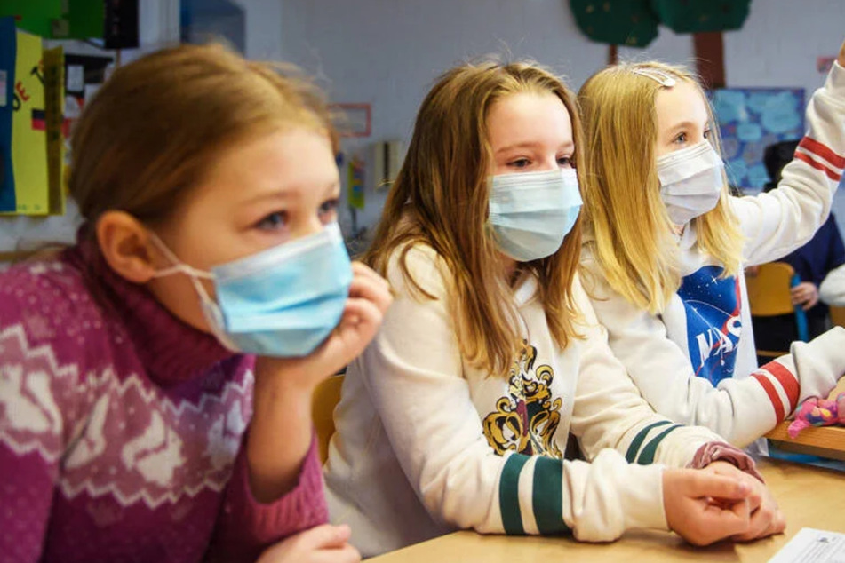 Seit Monaten müssen Kinder in Schulen Masken tragen. Die Kosten summieren sich für die Eltern auf.