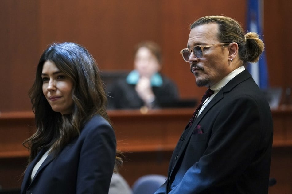 Johnny Depp (r.) and his attorney Camille Vasquez (l.) have sparked dating rumors among fans.