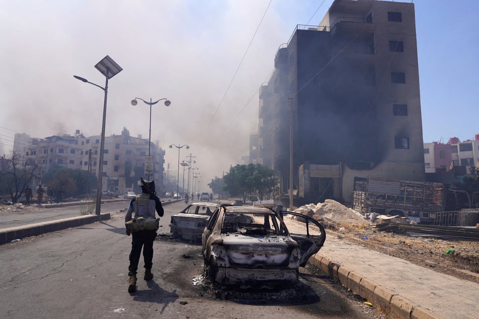 The US brokered a ceasefire between Israel and the Syrian government, allowing troops to move into Sweida, where sectarian clashes have killed hundreds.