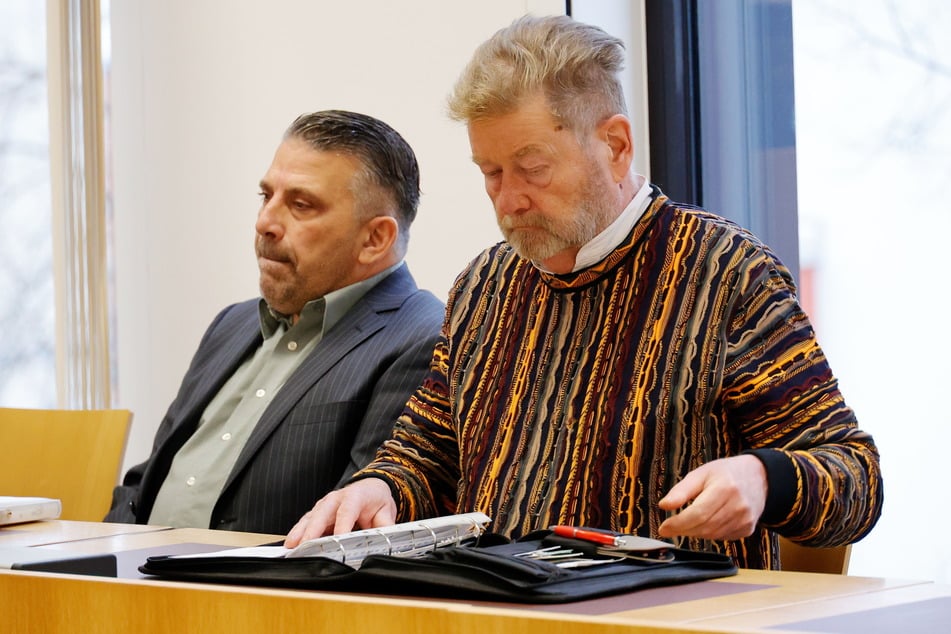 Die beiden Ex-Vorstände Arne P. (54, l.) und Michael Reinhold (68) vor dem Chemnitzer Amtsgericht. Der dritte Vorstand Reiner Beierlein (†71) ist inzwischen verstorben.