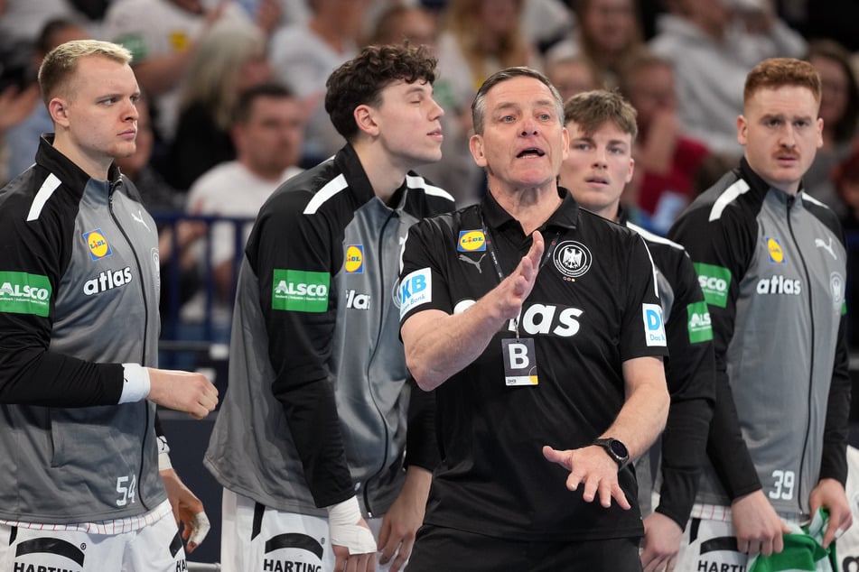 Handball-Bundestrainer Alfred Gislason (65, v.) nominiert nur 17 anstatt der möglichen 18 Spieler für die anstehende WM.