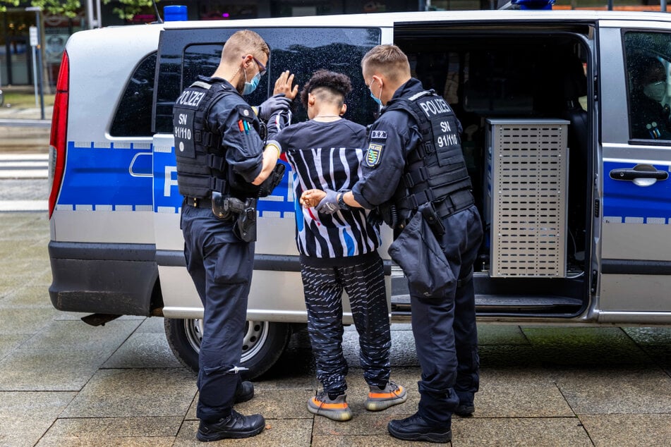 Polizisten bei einer Kontrolle im Stadthallenpark. Dessen Zuordnung als "gefährlicher Ort" sorgte für einen Kriminalitätsrückgang.