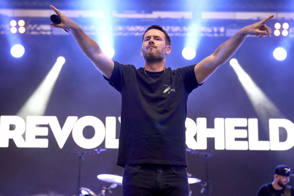 Die Deutschrock-Band Revolverheld geben unter anderem ihr Top-Album „Konturen" zum Besten.