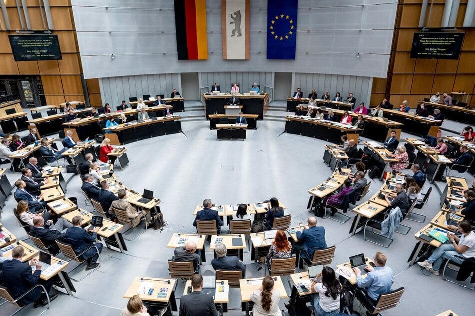 Grüne und Linke gehen gegen umstrittene Befugnisse der Berliner Polizei vor. (Symbolfoto)