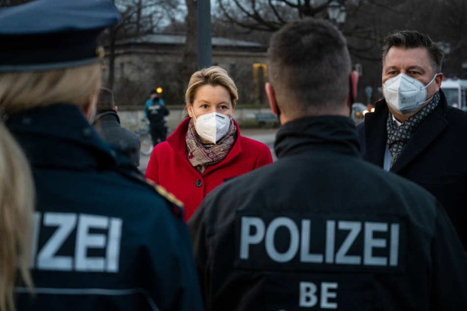 Franziska Giffey (42, SPD, l.), Bundesministerin für Familie, Senioren, Frauen und Jugend, und Andreas Geisel (54, SPD), Innensenator von Berlin, treffen eine Polizeihundertschaft beim Silvestereinsatz am Großen Stern an und sprechen mit Polizisten.