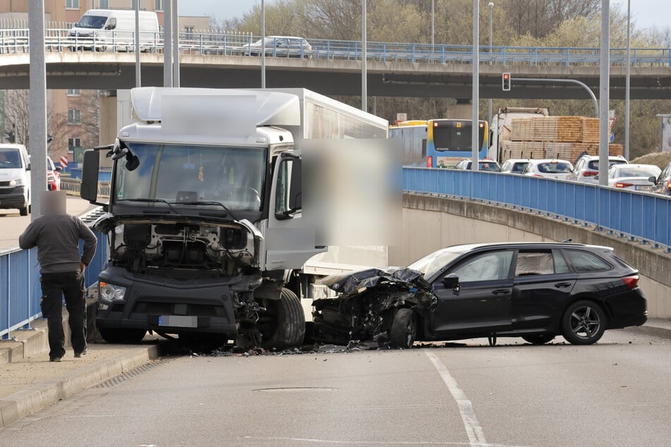 Auf der Neefestraße in Chemnitz krachte es am Montag gewaltig: Ein Škoda knallte frontal mit einem Lkw zusammen.