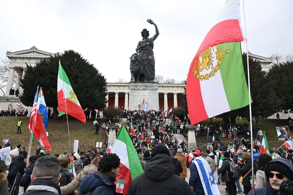 Teilnehmende einer Demonstration für die Menschen im Iran stehen auf der Theresienwiese bei der Bavaria-Statue.