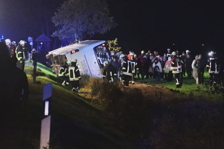 Die Feuerwehr war mit einem Großaufgebot vor Ort, um die Verletzten zu bergen.