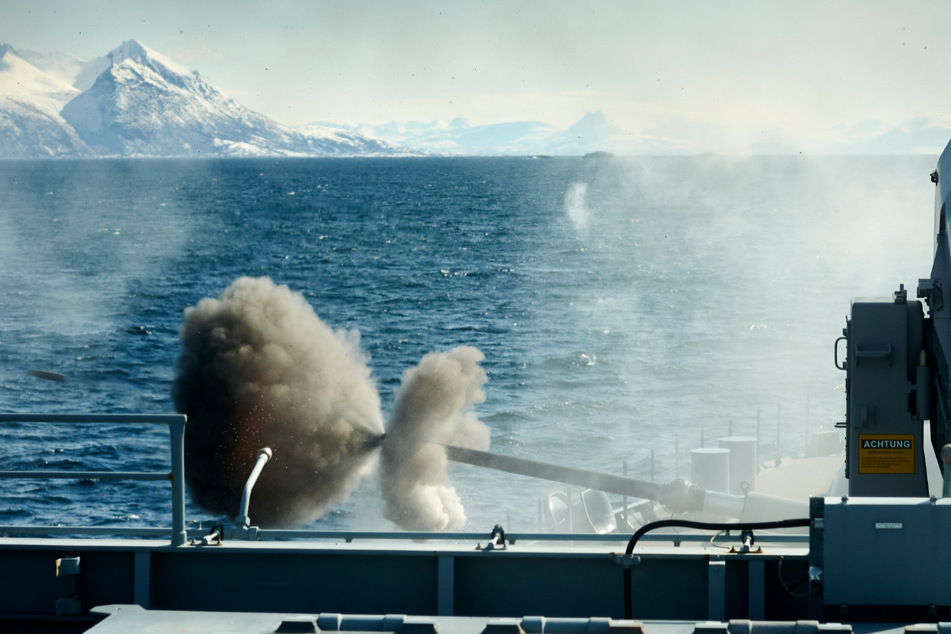 Aus dem Marinegeschütz "76/62 Compact" der Fregatte "Hamburg" wird ein Schuss abgegeben.