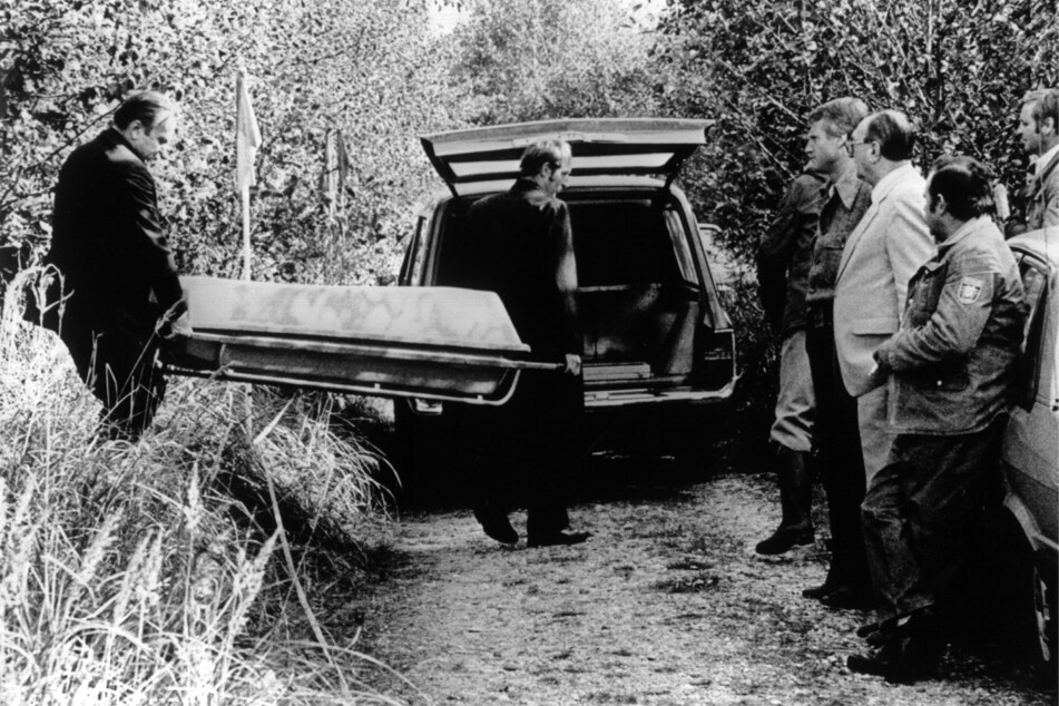 Die Leiche der Schülerin Ursula Herrmann wird wegtransportiert. 1981 wurde die damals Zehnjährige bei Eching am Ammersee entführt, in einer Kiste eingesperrt und diese im Wald vergraben. (Archivbild)