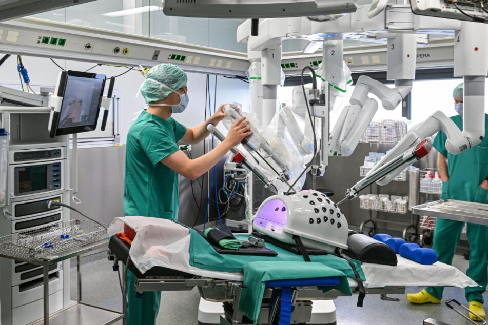 Am Städtischen Klinikum Dresden-Friedrichstadt werden ab Ende Februar bestimmte Operationen mithilfe eines vierarmigen Roboters durchgeführt. Bislang wird noch an einem Plastikkörper geübt.