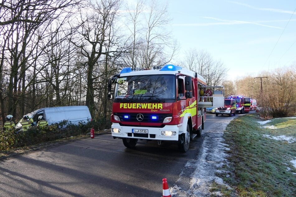 Nach ersten Erkenntnissen war die Straße in diesem Abschnitt trotz steigender Temperaturen noch glatt.