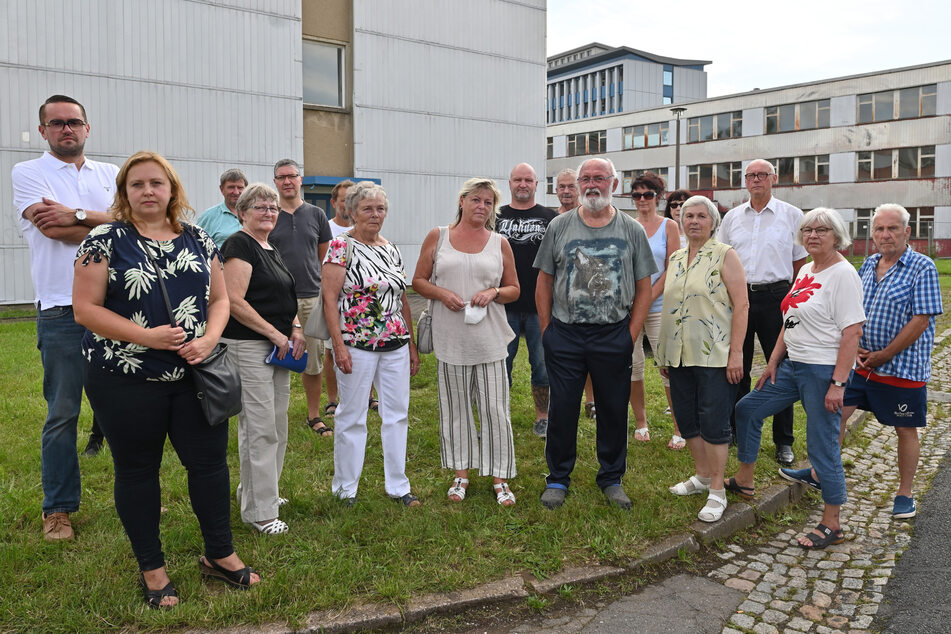 Vergangenen Sonntag trafen sich die CDU-Stadträte Andreas Marschner (41, hinten links) und Solveig Kempe (40, vorn links) mit verärgerten Bewohnern.