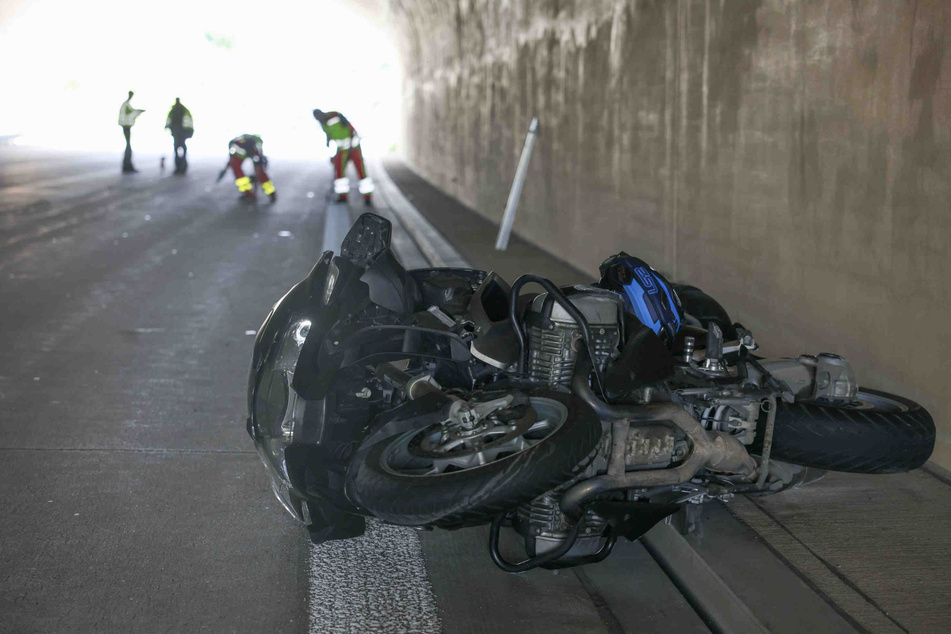Das Motorrad kam in einem Tunnel zum Liegen.