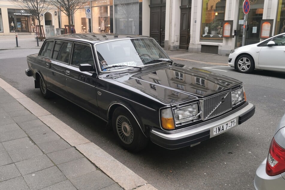 Vorn trägt das Auto noch das originale DDR-Nummernschild.