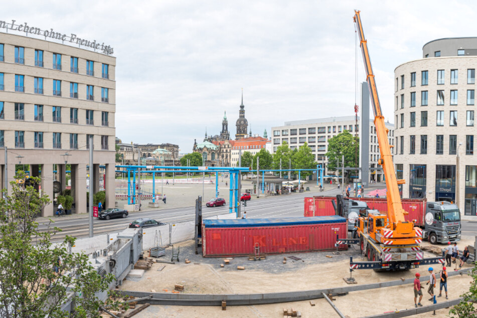 Das Riesenrad kommt diesmal auf die andere Seite der Freiberger Straße, vor die Baustelle der MaryAnn-Apartments. Am alten Postplatz-Standort entstehen derzeit Blumenbeete.
