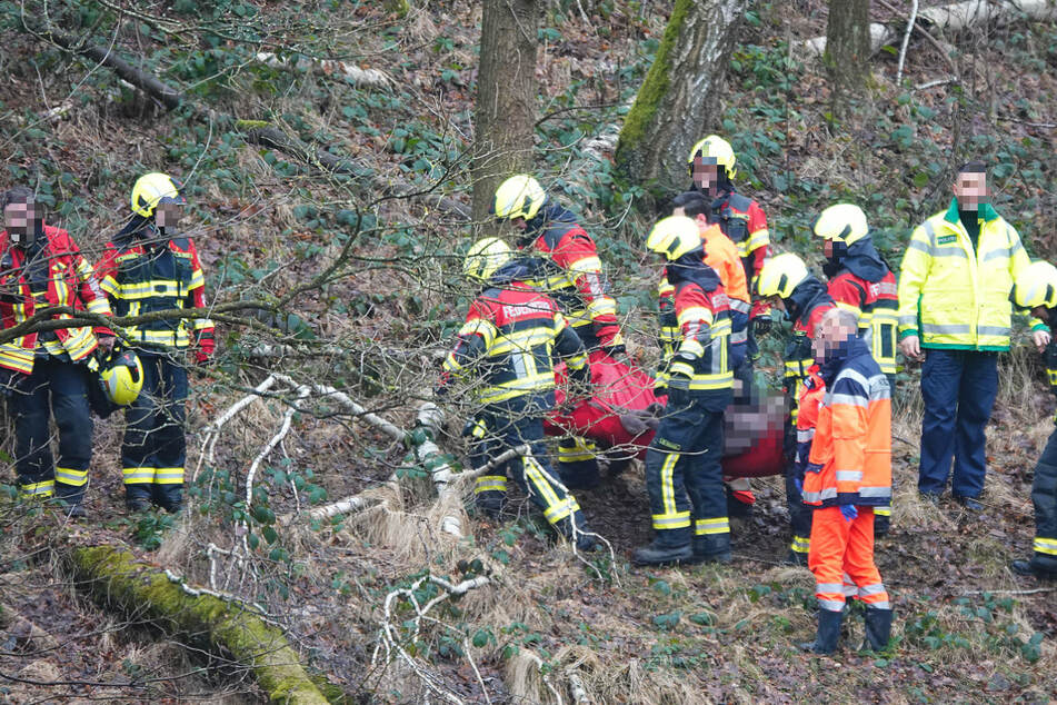 Die Feuerwehr musste die Tote in dem unwegsamen Gelände bergen.
