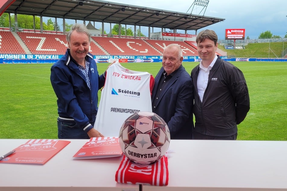 Sponsorenpräsentation mit Kultcharakter: Trainerlegende Peter Neururer (70, v.l.n.r.) und der Haupteigentümer der Stölting Service Group, Hans Mosbacher, gemeinsam mit FSV-Geschäftsführer André Beuchold.