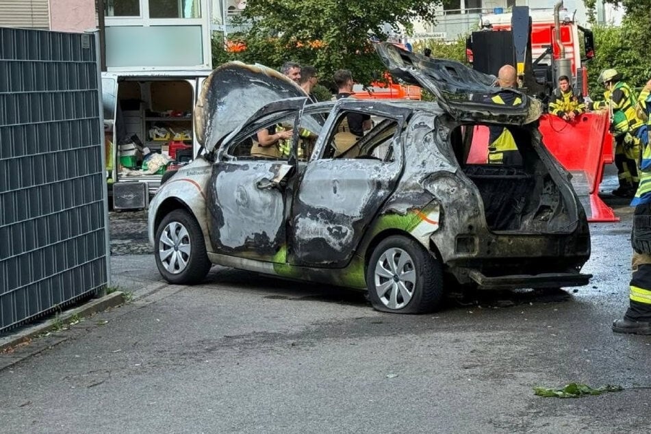 Stuttgart: E-Auto in Stuttgart brennt lichterloh: Feuerwehr verhindert Übergreifen auf Gebäude