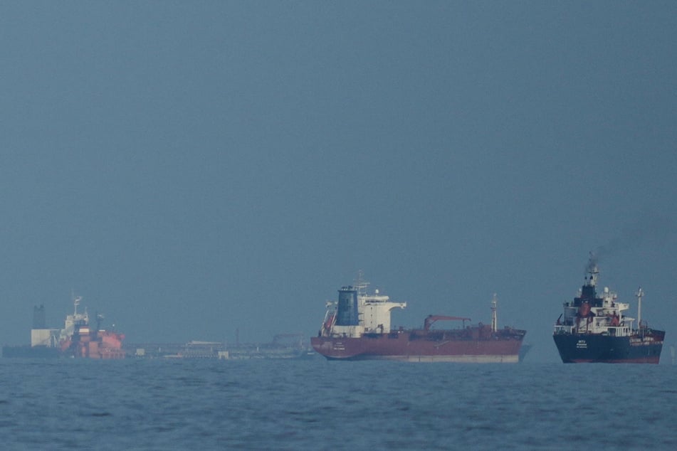 Öltanker und Frachtschiffe reihen sich in der Straße von Hormus auf, gesehen von Khor Fakkan. (Archivbild)
