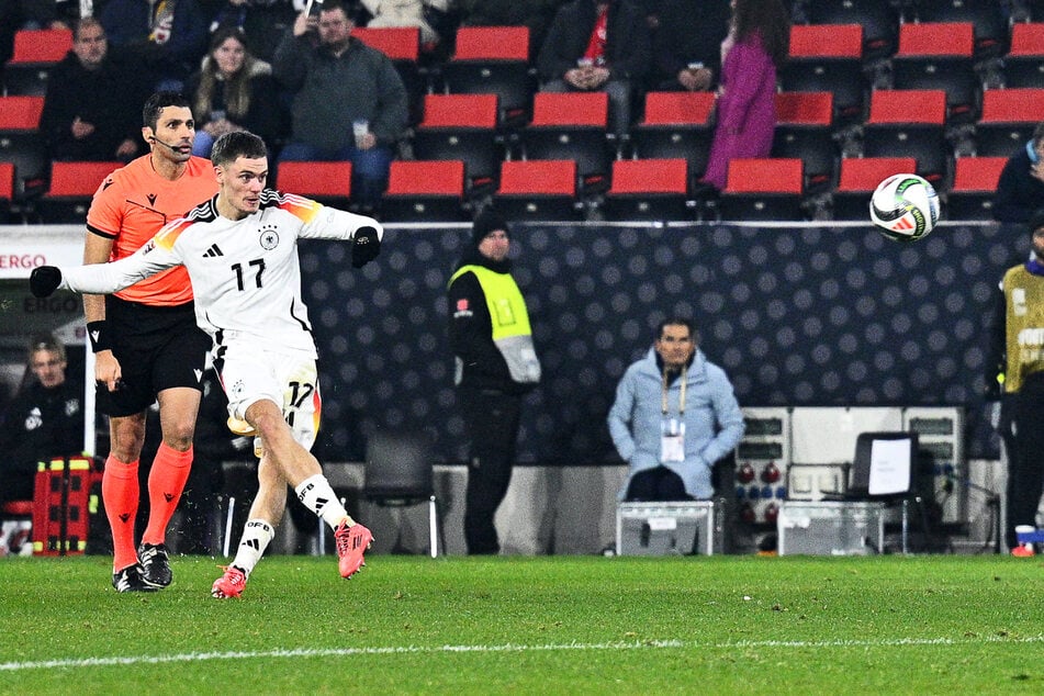 Herausragende Schusstechnik: Mit diesem Freistoß traf Florian Wirtz zum zwischenzeitlichen 4:0.