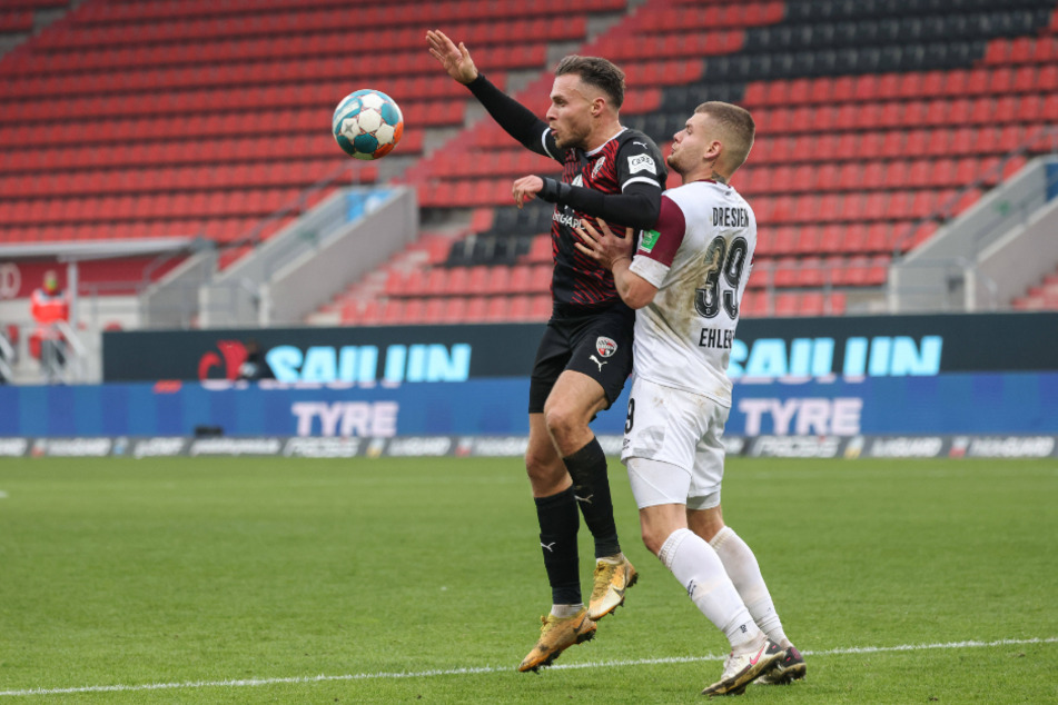 In der Rückrunde der Saison 2019/2020 waren sie Mitspieler, am Samstag sind sie Gegenspieler: Dresdens Kevin Ehlers (21, r.) und FCI-Stürmer Patrick Schmidt (29). Im Dezember des Vorjahres siegte Ingolstadt daheim mit 3:0.