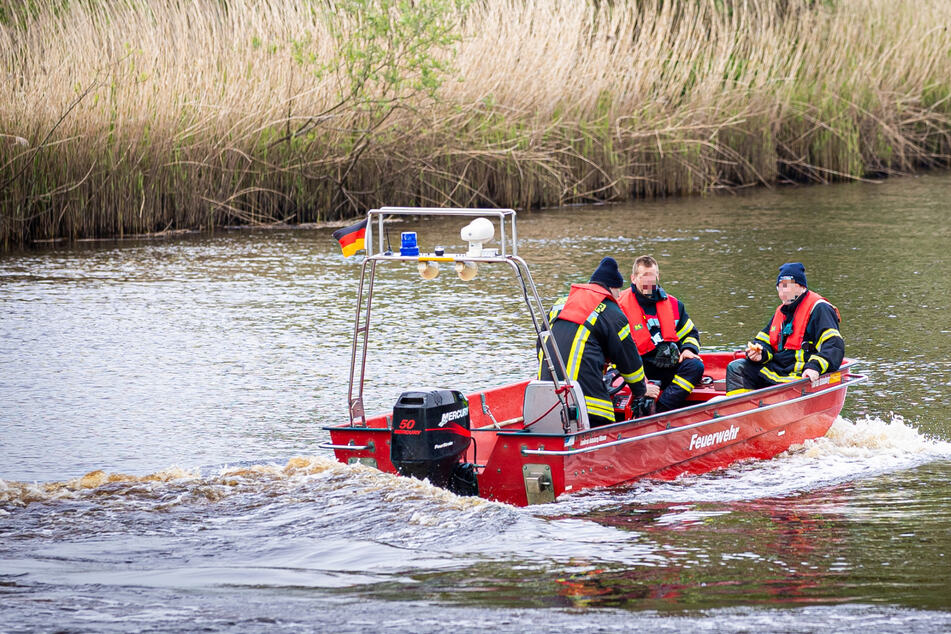 Die Feuerwehr zog den Leichnam am Donnerstag aus dem Wasser. (Symbolbild)