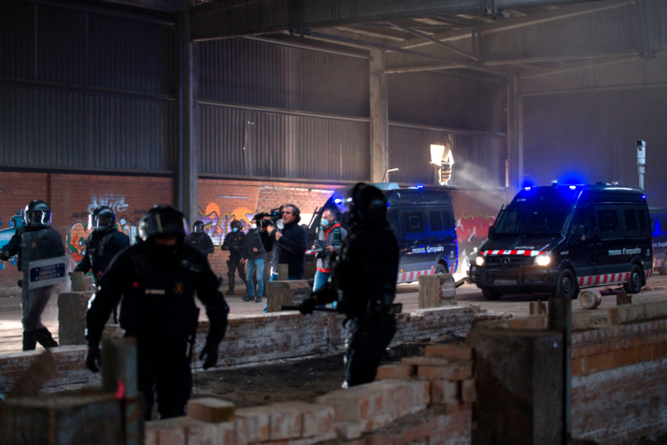 Llinars del Vallès: Mitglieder der Regionalpolizei von Katalonien sind im Einsatz bei der Räumung der illegalen Rave-Party.