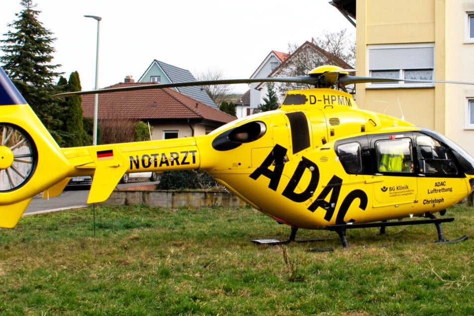 Schwerer Unfall in Nierstein südlich von Mainz: Ein Notarzt eilte per Hubschrauber zur Unfallstelle.