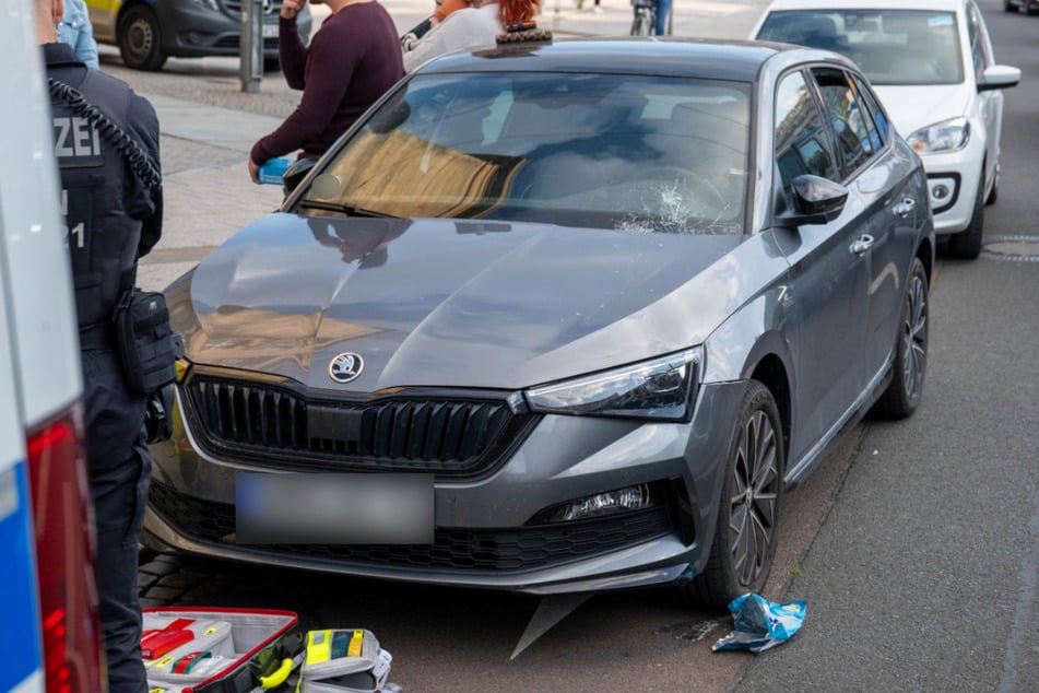 Die Frontscheibe des Autos wurde bei dem Unfall beschädigt.