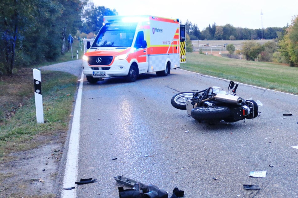 Frontal in den Gegenverkehr: Motorradfahrer bei Crash lebensgefährlich verletzt