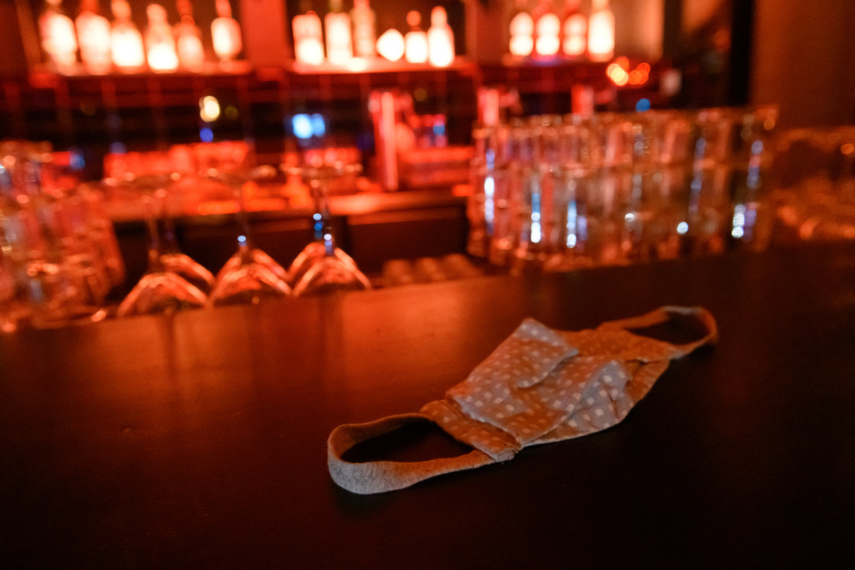 Ein Mund-Nasen-Schutz liegt auf dem Tresen einer Bar im Schanzenviertel.