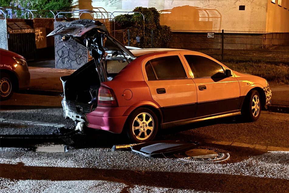 Das Auto hat vor allem am hinteren Teil Brandschäden.