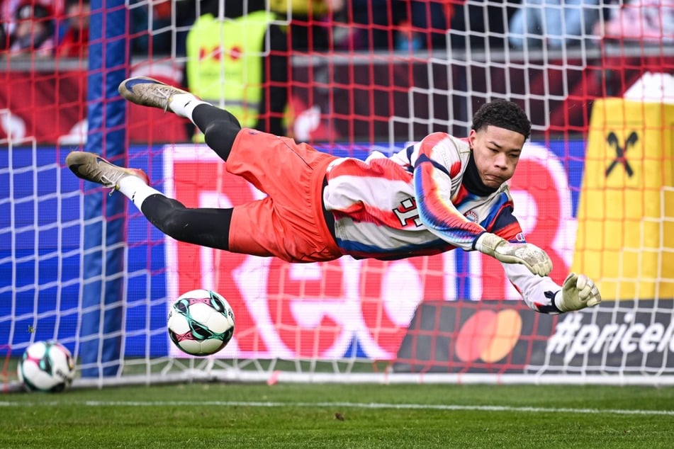 Leonard Prescott (16) war schon gegen Leverkusen bereit. Gibt er nun gegen Bergamo sein Debüt im Tor?