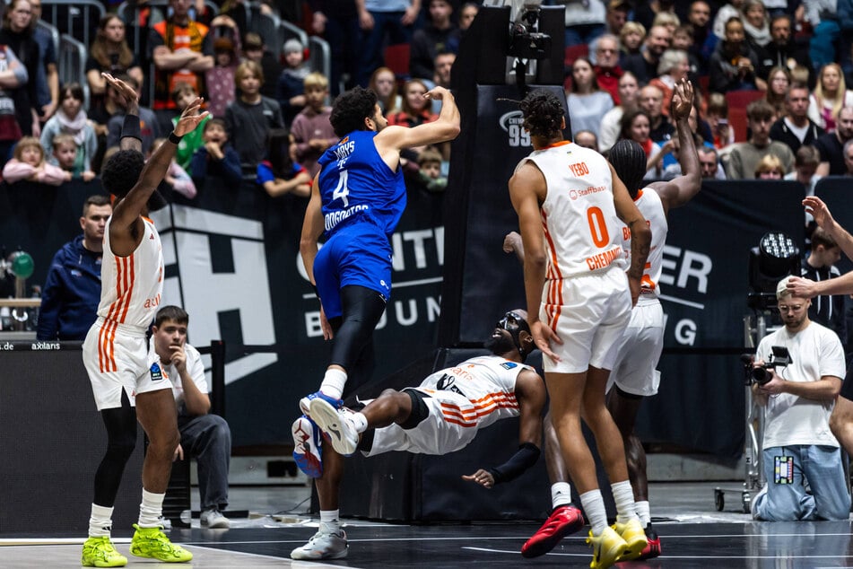 John Newman (26) ging bei seinem Comeback mit Maske gegen Podgorica erneut zu Boden. Dieses Mal konnte er weiterspielen.