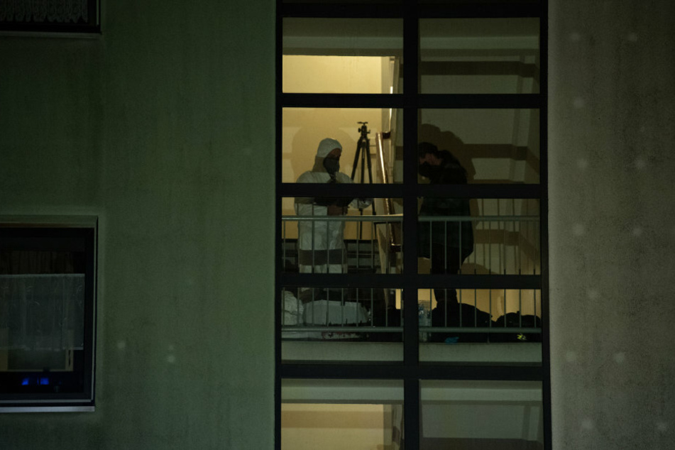 Kriminaltechniker arbeiten in einem Treppenhaus eines Mehrfamilienhauses im Ortsteil Plänterwald (Treptow-Köpenick).